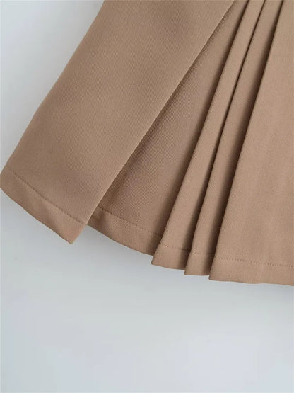 Hochtaillierter, gegürteter Faltenminirock