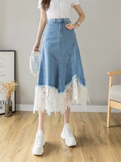 Hochtaillierter, schmal geschnittener Jeans-Midirock mit Spitzenbesatz