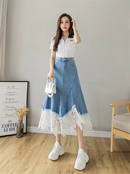 Hochtaillierter, schmal geschnittener Jeans-Midirock mit Spitzenbesatz