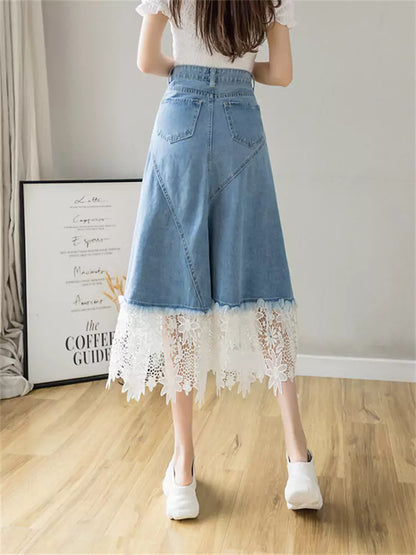 Hochtaillierter, schmal geschnittener Jeans-Midirock mit Spitzenbesatz