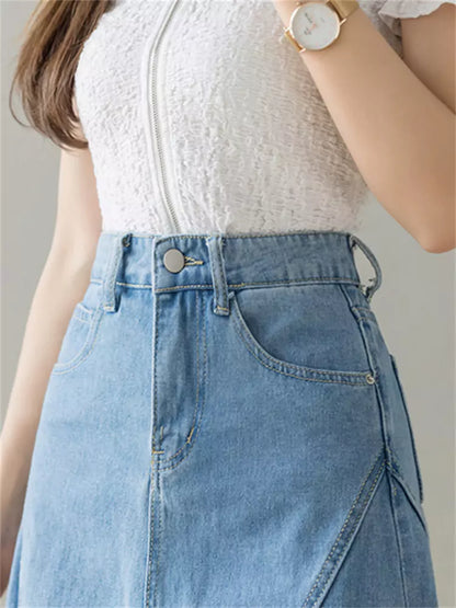 Hochtaillierter, schmal geschnittener Jeans-Midirock mit Spitzenbesatz