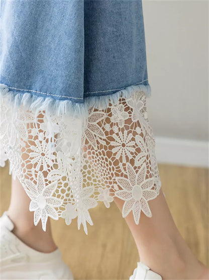 Hochtaillierter, schmal geschnittener Jeans-Midirock mit Spitzenbesatz