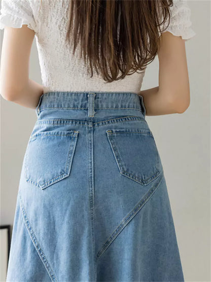 Hochtaillierter, schmal geschnittener Jeans-Midirock mit Spitzenbesatz