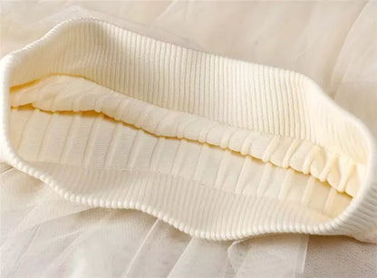 Hochtaillierter, asymmetrischer, gestufter A-Linien-Midirock aus Mesh mit ausgestelltem Rockrand