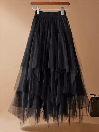 Hochtaillierter, asymmetrischer, gestufter A-Linien-Midirock aus Mesh mit ausgestelltem Rockrand