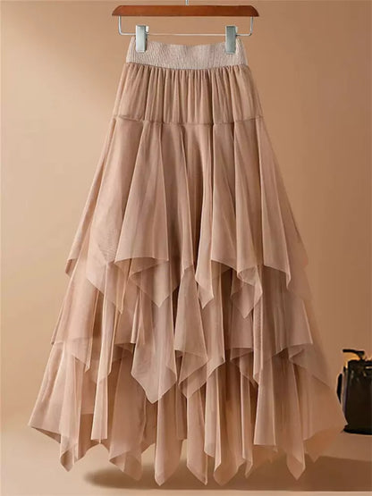 Hochtaillierter, asymmetrischer, gestufter A-Linien-Midirock aus Mesh mit ausgestelltem Rockrand