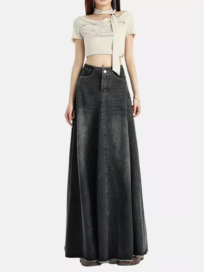 Hochgeschnittener, schmal geschnittener Jeansrock mit Fransen