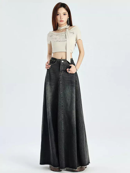 Hochgeschnittener, schmal geschnittener Jeansrock mit Fransen