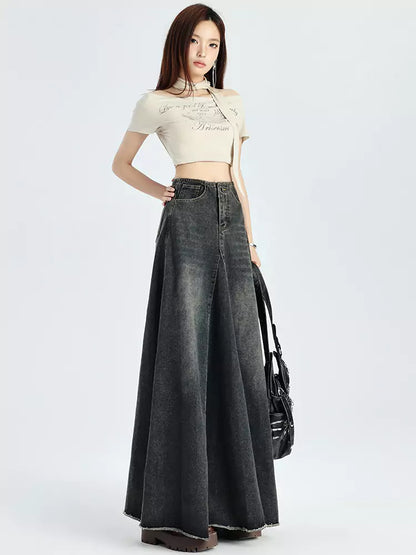 Hochgeschnittener, schmal geschnittener Jeansrock mit Fransen