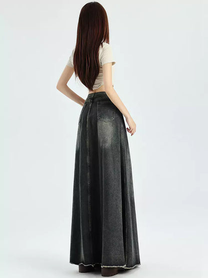 Hochgeschnittener, schmal geschnittener Jeansrock mit Fransen