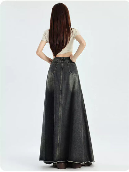 Hochgeschnittener, schmal geschnittener Jeansrock mit Fransen