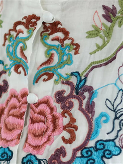 Aufwendig bestickte Babydoll-Bluse aus Ramie mit Stehkragen und Rüschen