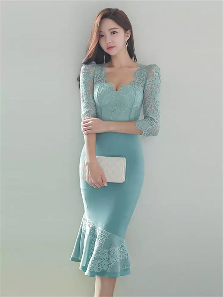 Meerjungfrauenkleid mit Dreiviertelärmeln und Spitzeneinsatz, schmaler Passform, Midilänge
