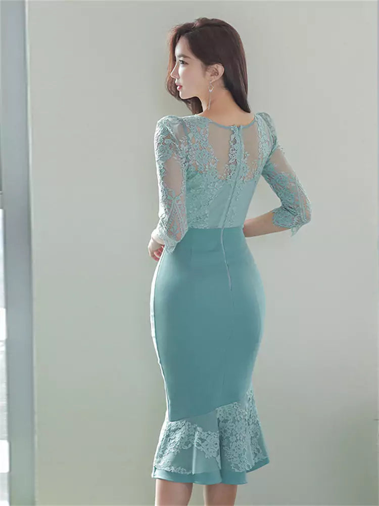 Meerjungfrauenkleid mit Dreiviertelärmeln und Spitzeneinsatz, schmaler Passform, Midilänge