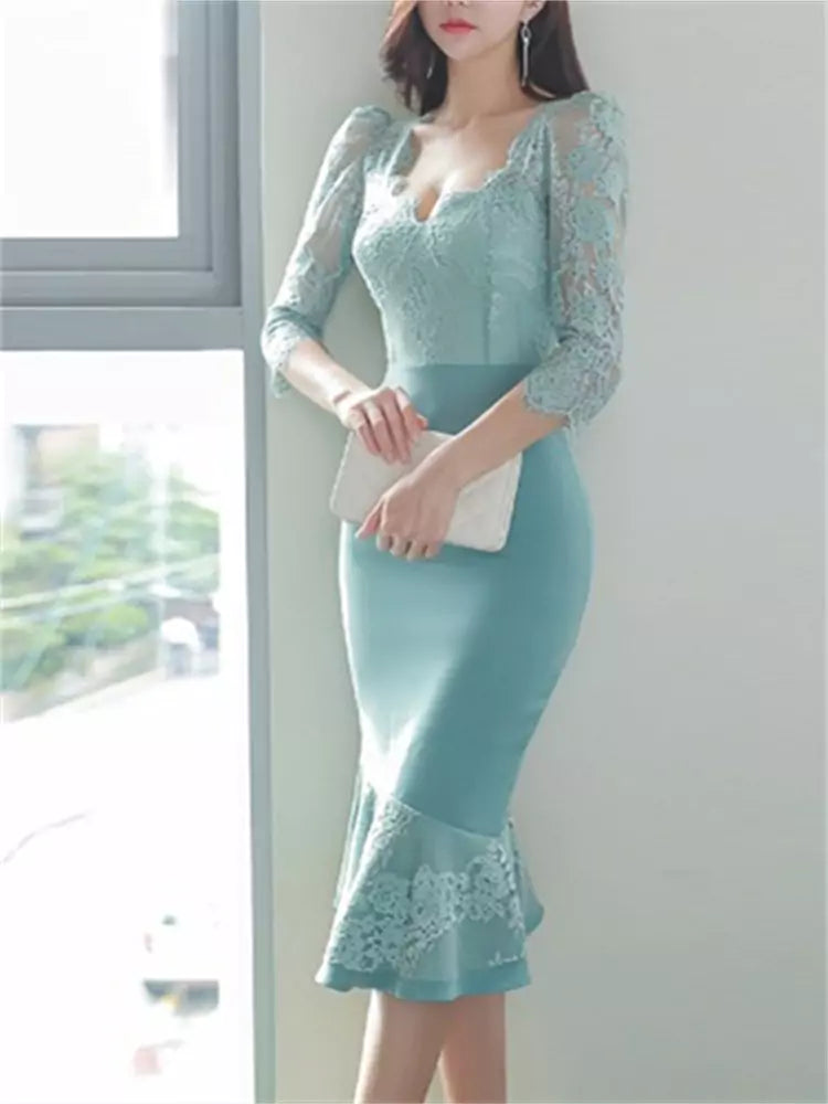 Meerjungfrauenkleid mit Dreiviertelärmeln und Spitzeneinsatz, schmaler Passform, Midilänge