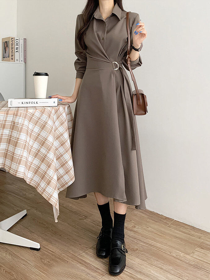Einfarbiges Kleid mit Reverskragen und langen Ärmeln