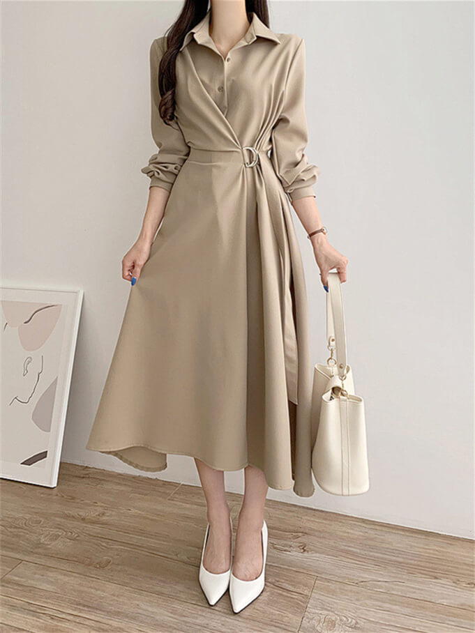 Einfarbiges Kleid mit Reverskragen und langen Ärmeln