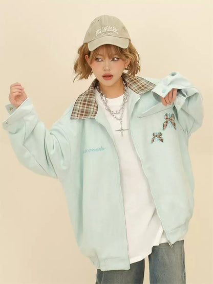 Locker geschnittene Wildlederjacke mit Karomuster und Schmetterlingsmotiv sowie Reverskragen