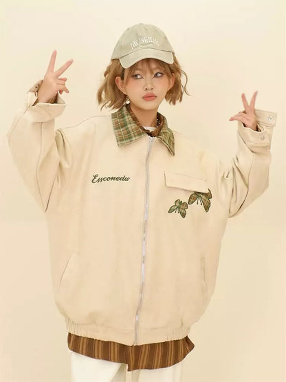 Locker geschnittene Wildlederjacke mit Karomuster und Schmetterlingsmotiv sowie Reverskragen