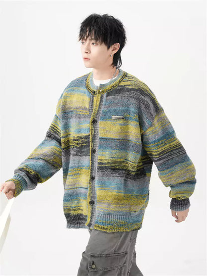 Lässige, trendige Strickjacke mit Ölfarben-Farbverlauf