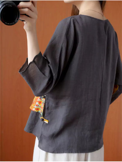 Locker geschnittene Leinenbluse mit V-Ausschnitt, lila chinesischen Knöpfen und asymmetrischem Patchwork-Design