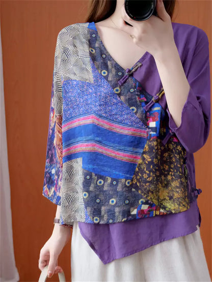 Locker geschnittene Leinenbluse mit V-Ausschnitt, lila chinesischen Knöpfen und asymmetrischem Patchwork-Design