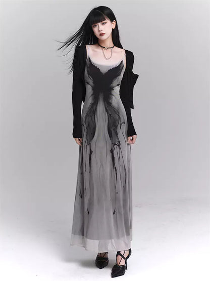 Vestido lencero gris con diseño minimalista y mariposas