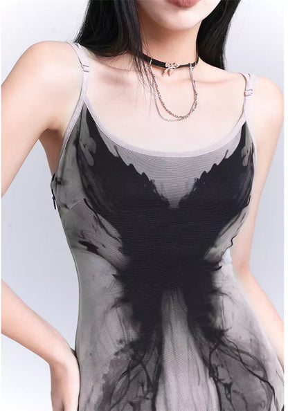 Vestido lencero gris con diseño minimalista y mariposas