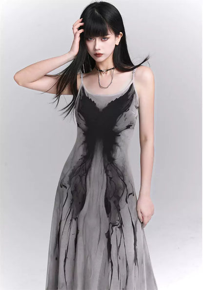 Vestido lencero gris con diseño minimalista y mariposas