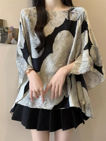 Elegante Bluse mit Fledermausärmeln und kontrastfarbenem, großem Blumenmuster