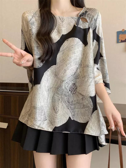 Elegante Bluse mit Fledermausärmeln und kontrastfarbenem, großem Blumenmuster