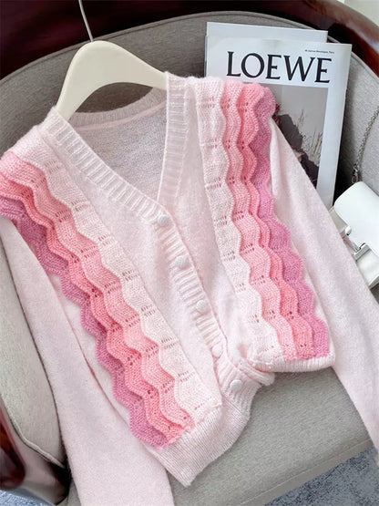 Elegante cárdigan corto de punto suave con cuello en V, ribete en contraste y detalles de volantes.