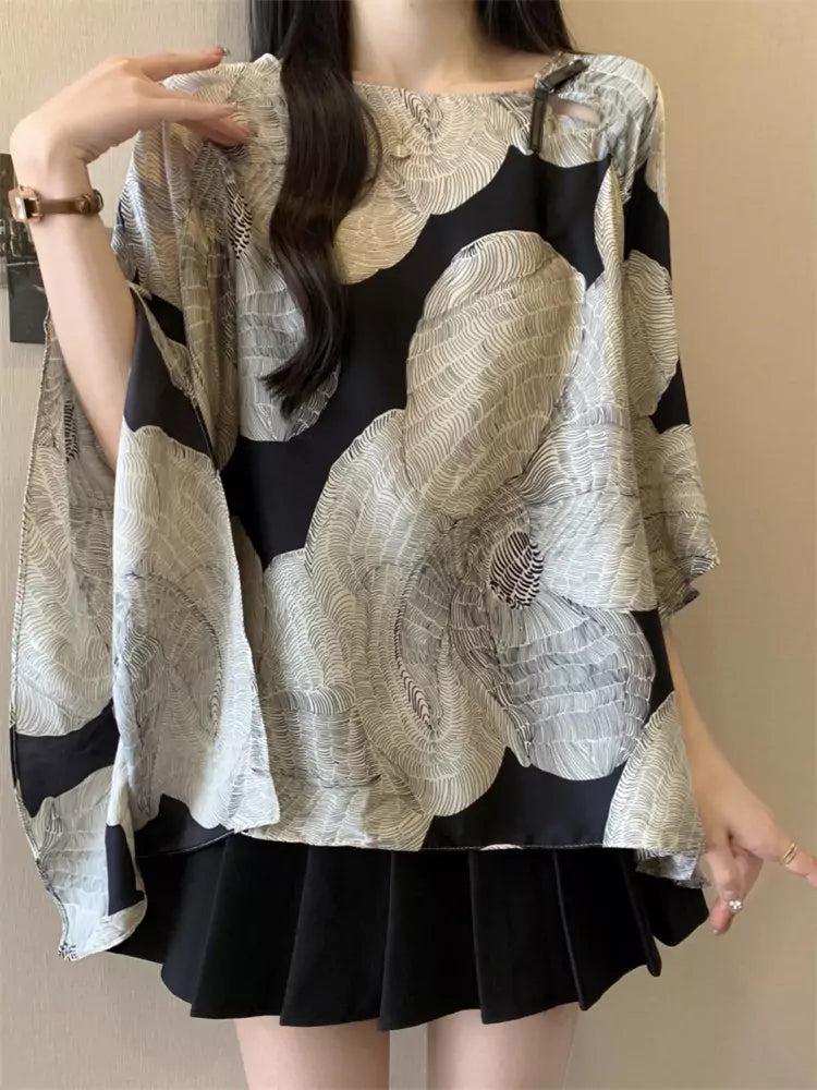 Elegante Bluse mit Fledermausärmeln und kontrastfarbenem, großem Blumenmuster