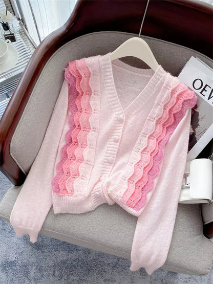 Elegante cárdigan corto de punto suave con cuello en V, ribete en contraste y detalles de volantes.
