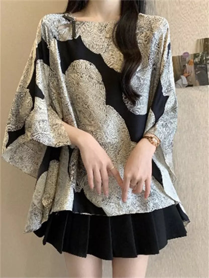 Elegante Bluse mit Fledermausärmeln und kontrastfarbenem, großem Blumenmuster