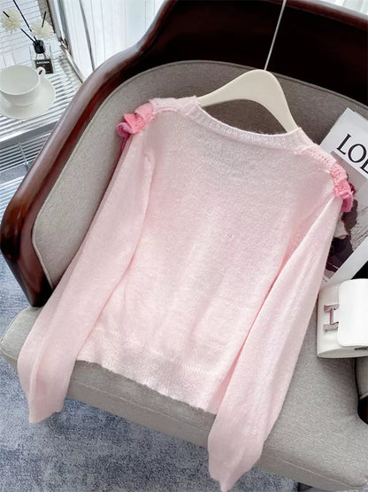 Elegante cárdigan corto de punto suave con cuello en V, ribete en contraste y detalles de volantes.