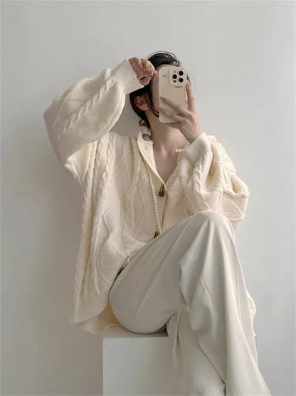 Cárdigan vintage de punto trenzado en blanco roto con capucha y botones de palanca