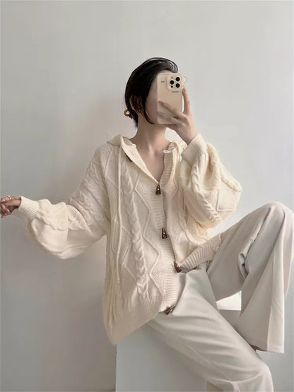 Cárdigan vintage de punto trenzado en blanco roto con capucha y botones de palanca