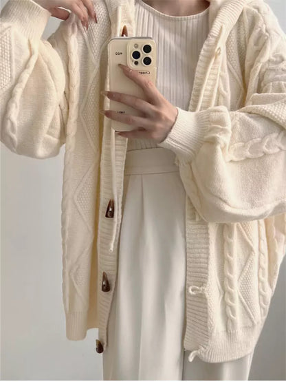 Cárdigan vintage de punto trenzado en blanco roto con capucha y botones de palanca