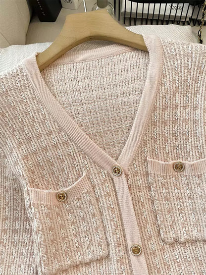 Elegantes, pinkfarbenes, figurbetontes Jacquard-Strickkleid mit V-Ausschnitt