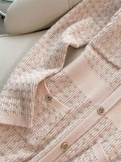 Elegantes, pinkfarbenes, figurbetontes Jacquard-Strickkleid mit V-Ausschnitt