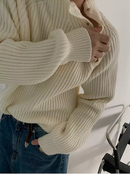 Strickpullover mit Stehkragen und schrägem Knopf in lockerer Passform