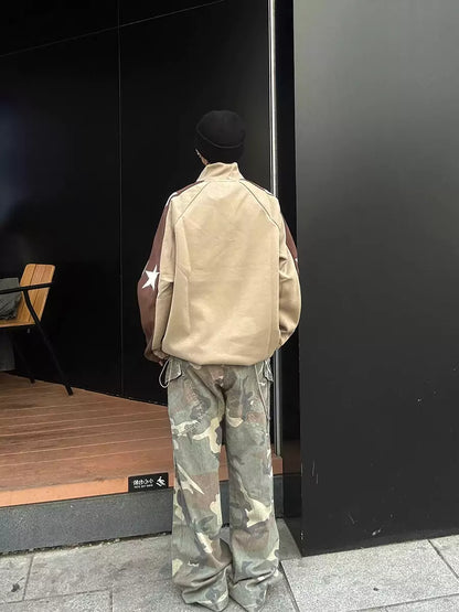 Sudadera retro con cuello alto, botones y estrellas en bloques de color