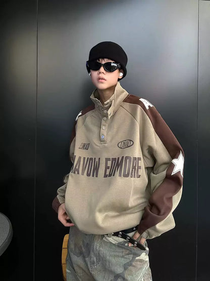 Sudadera retro con cuello alto, botones y estrellas en bloques de color