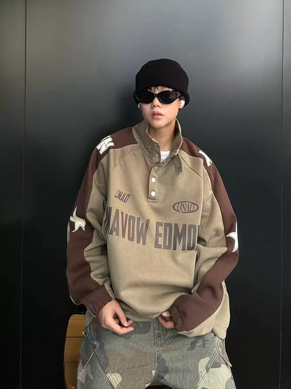 Sudadera retro con cuello alto, botones y estrellas en bloques de color