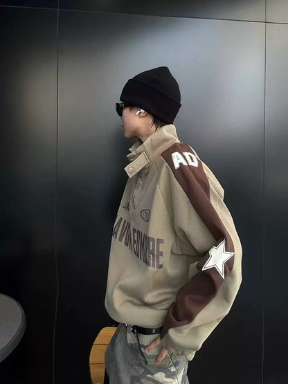 Sudadera retro con cuello alto, botones y estrellas en bloques de color