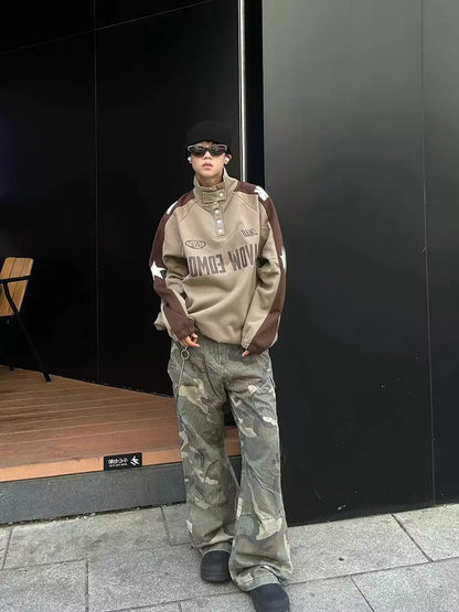 Sudadera retro con cuello alto, botones y estrellas en bloques de color