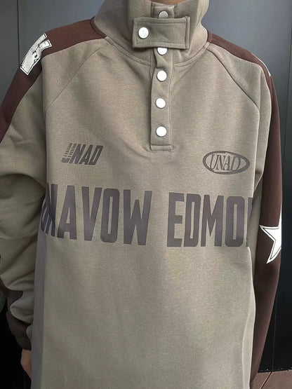 Sudadera retro con cuello alto, botones y estrellas en bloques de color