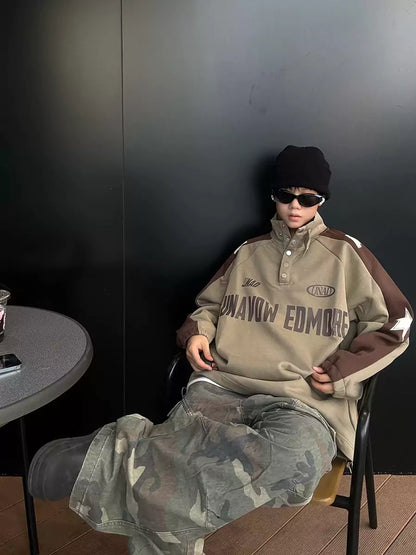 Sudadera retro con cuello alto, botones y estrellas en bloques de color