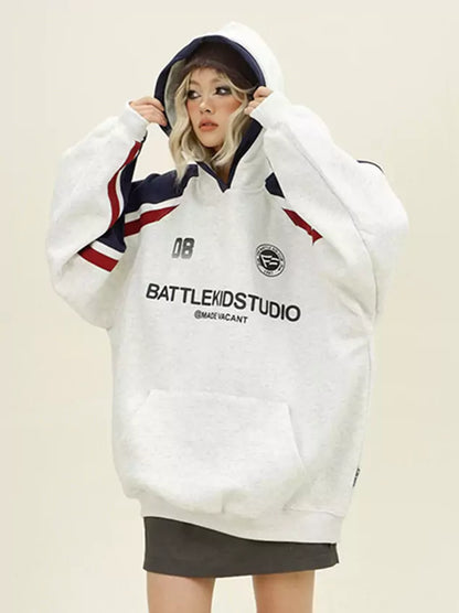 Sudadera con capucha y mangas raglán con estampado de letras y bloques de color retro